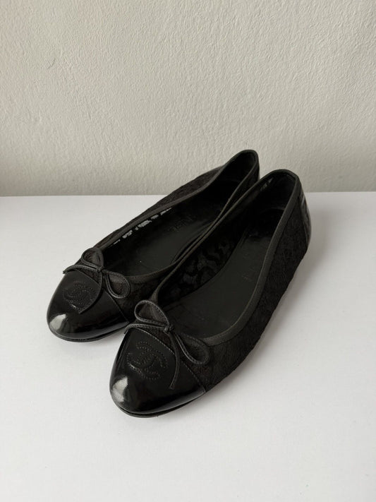 Chanel lace CC logo ballet flats