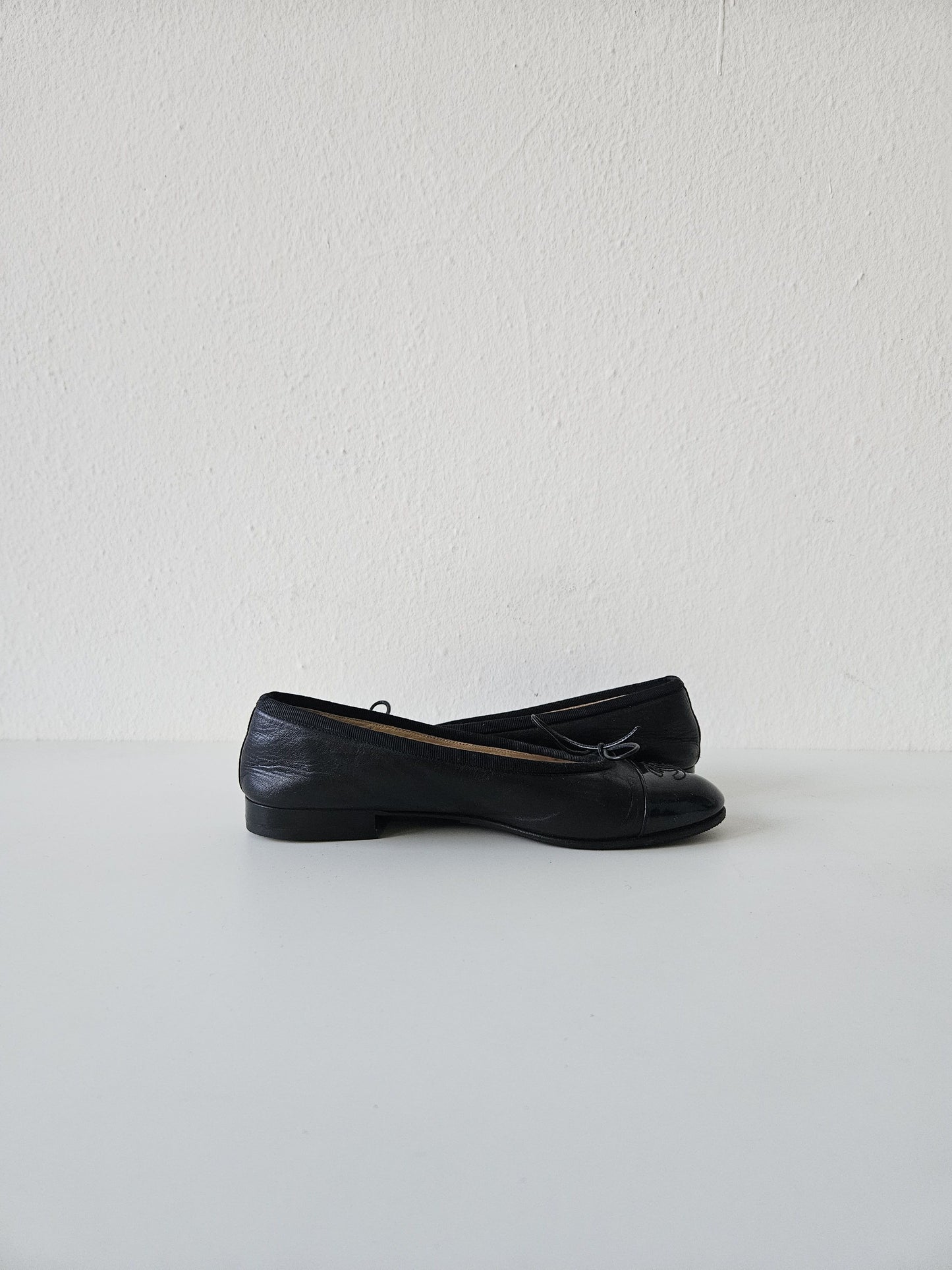 Vintage Chanel ribbon CC logo ballet flats