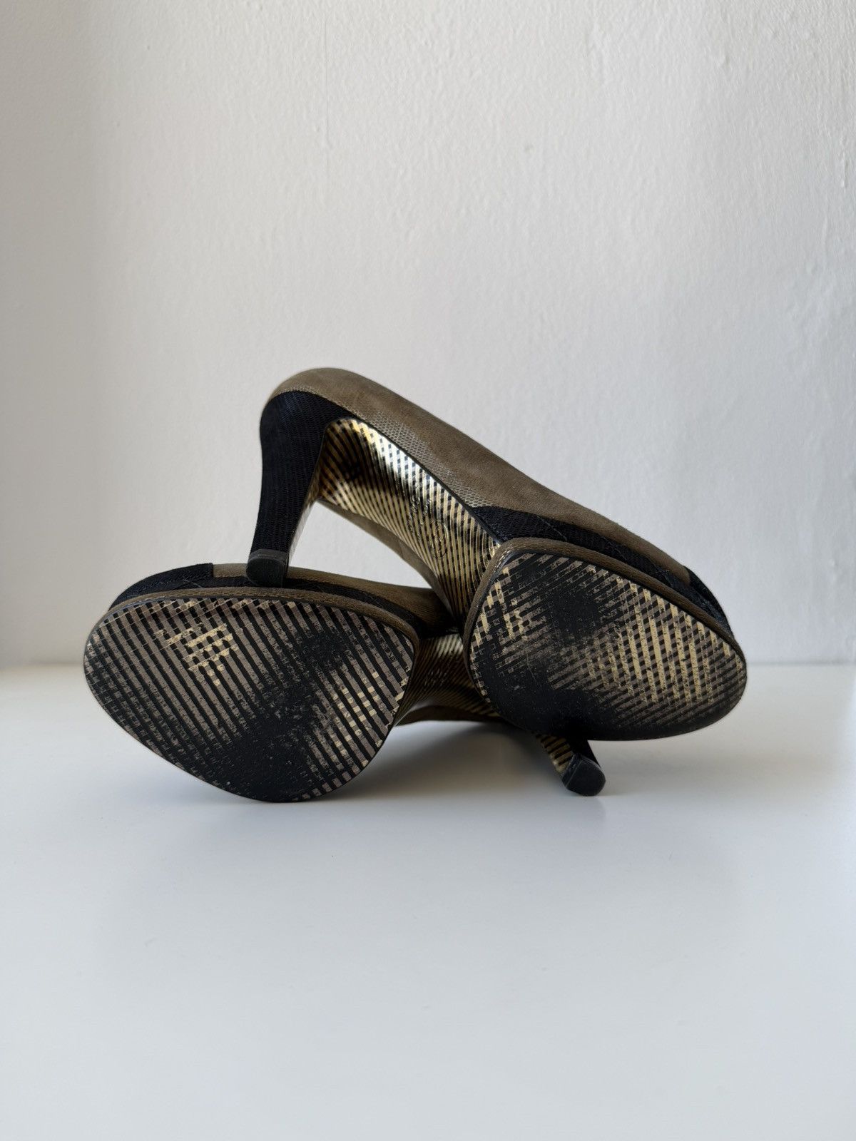 Chanel CC logo metallic brush leather pumps