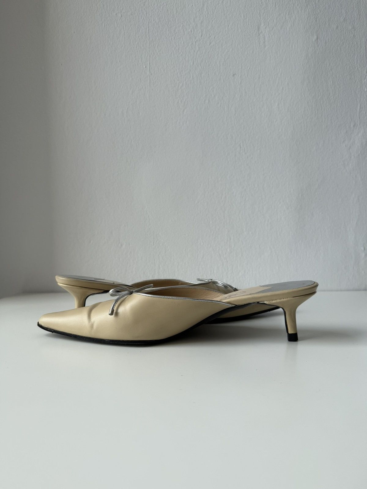 Vintage Chanel pointed toe bow kitten heels