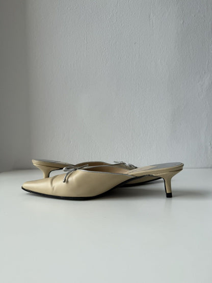 Vintage Chanel pointed toe bow kitten heels