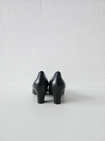 Vintage long toe leather heels