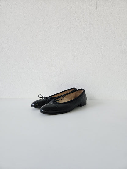 Vintage Chanel ribbon CC logo ballet flats