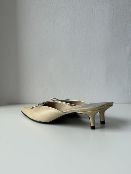 Vintage Chanel pointed toe bow kitten heels