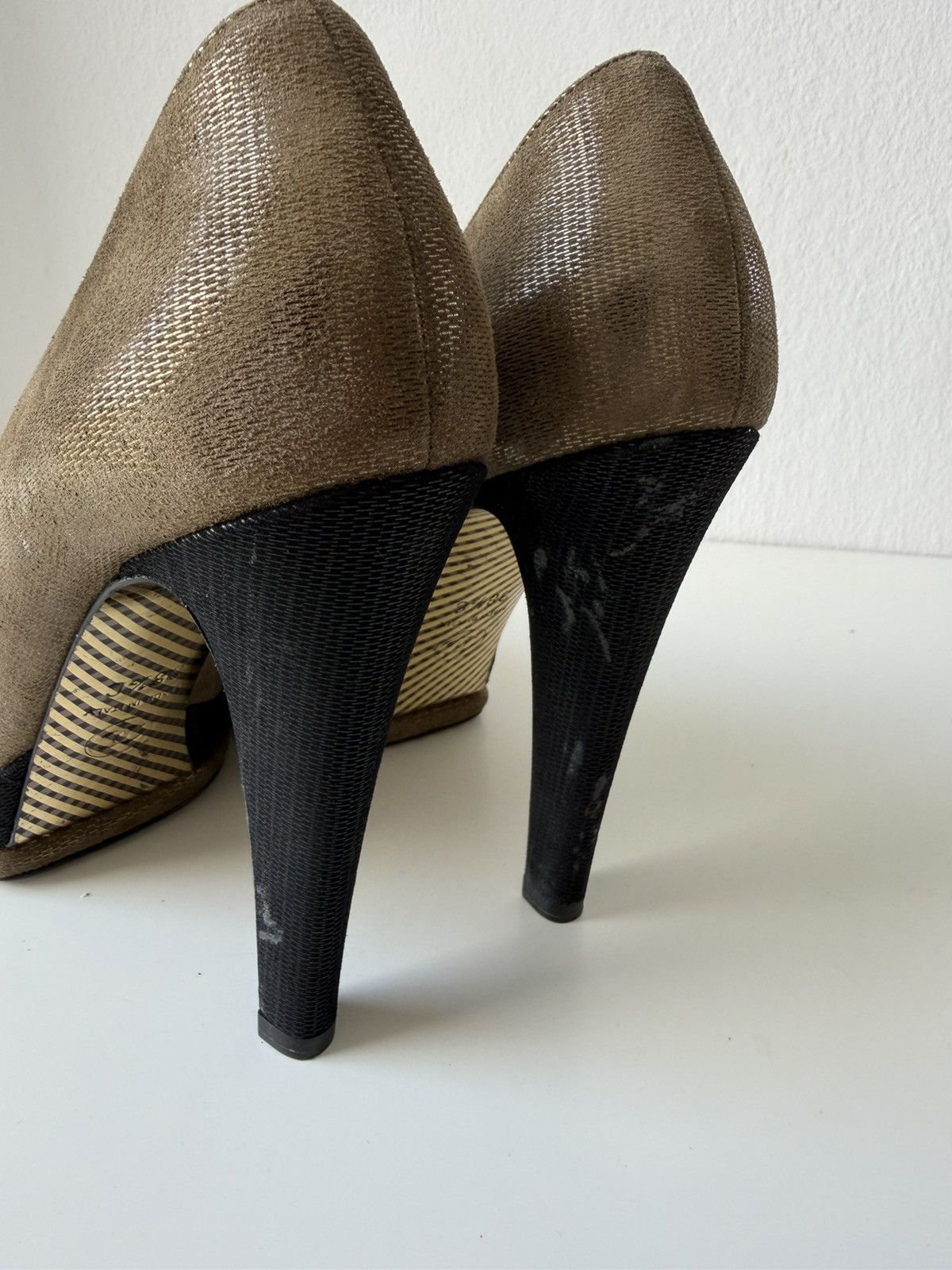 Chanel CC logo metallic brush leather pumps