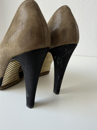 Chanel CC logo metallic brush leather pumps