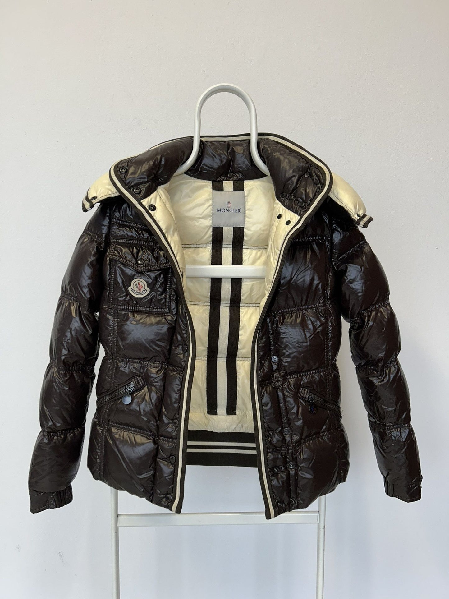 Moncler quincy hooded puffer jacket with badge