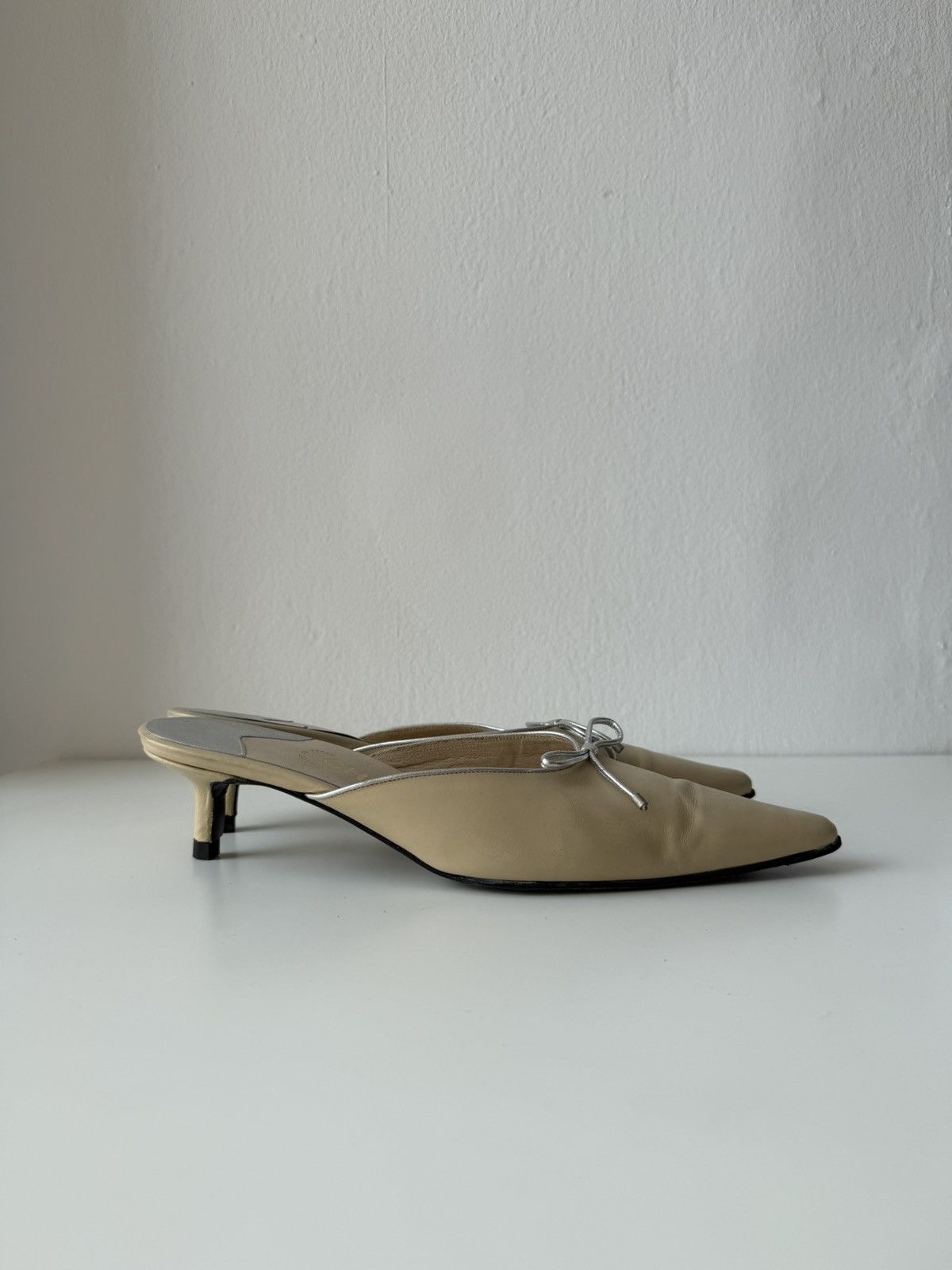 Vintage Chanel pointed toe bow kitten heels