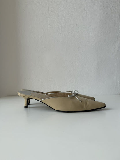 Vintage Chanel pointed toe bow kitten heels