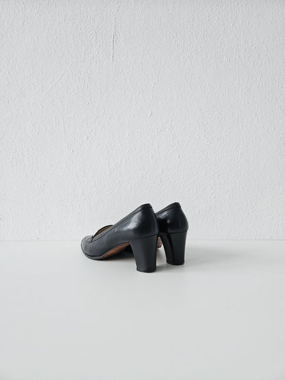 Vintage Gucci almond toe horsebit leather heels