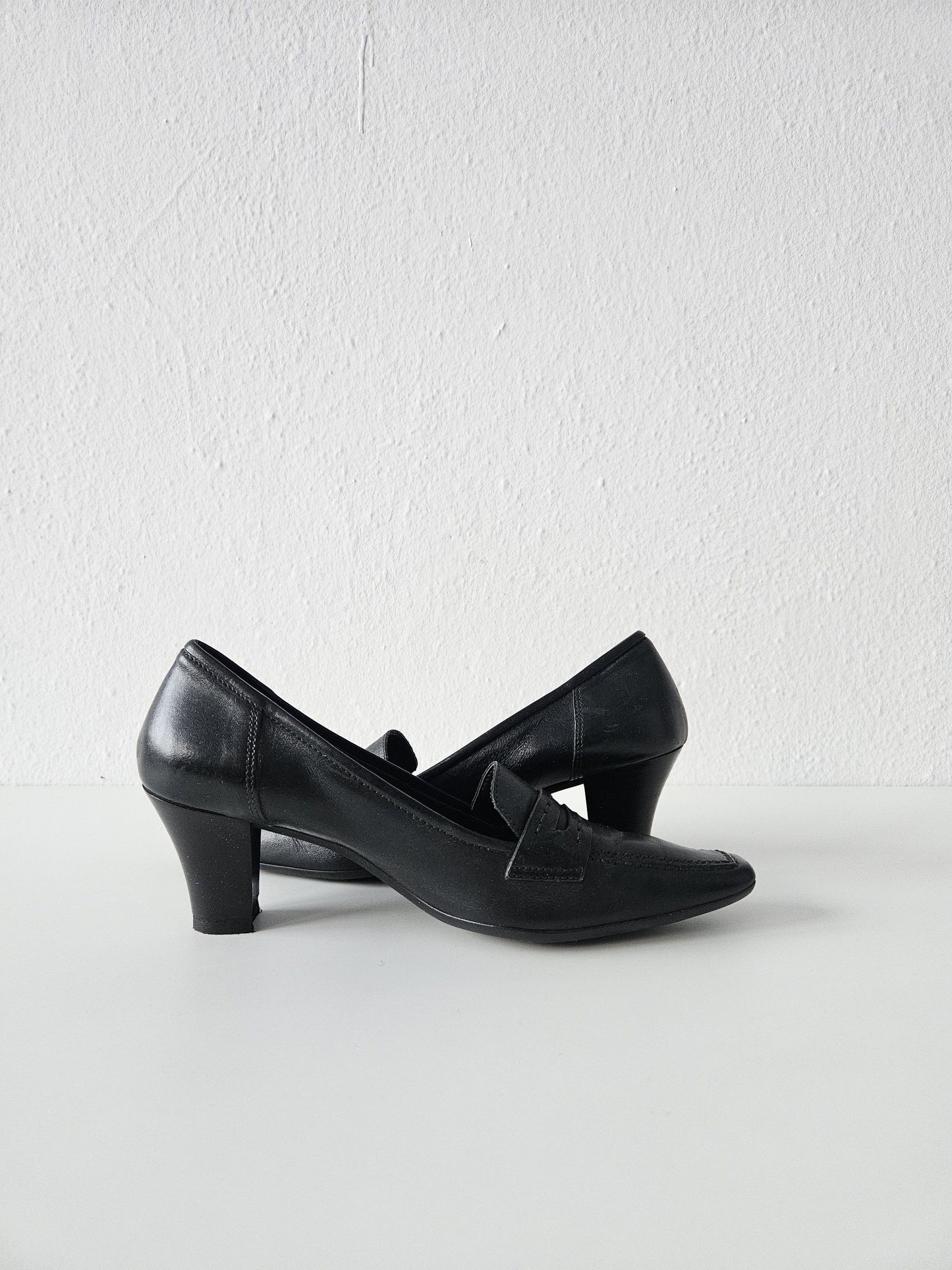 Vintage long toe leather heels