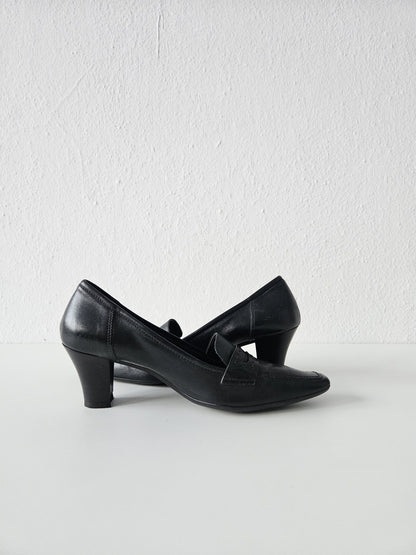 Vintage long toe leather heels