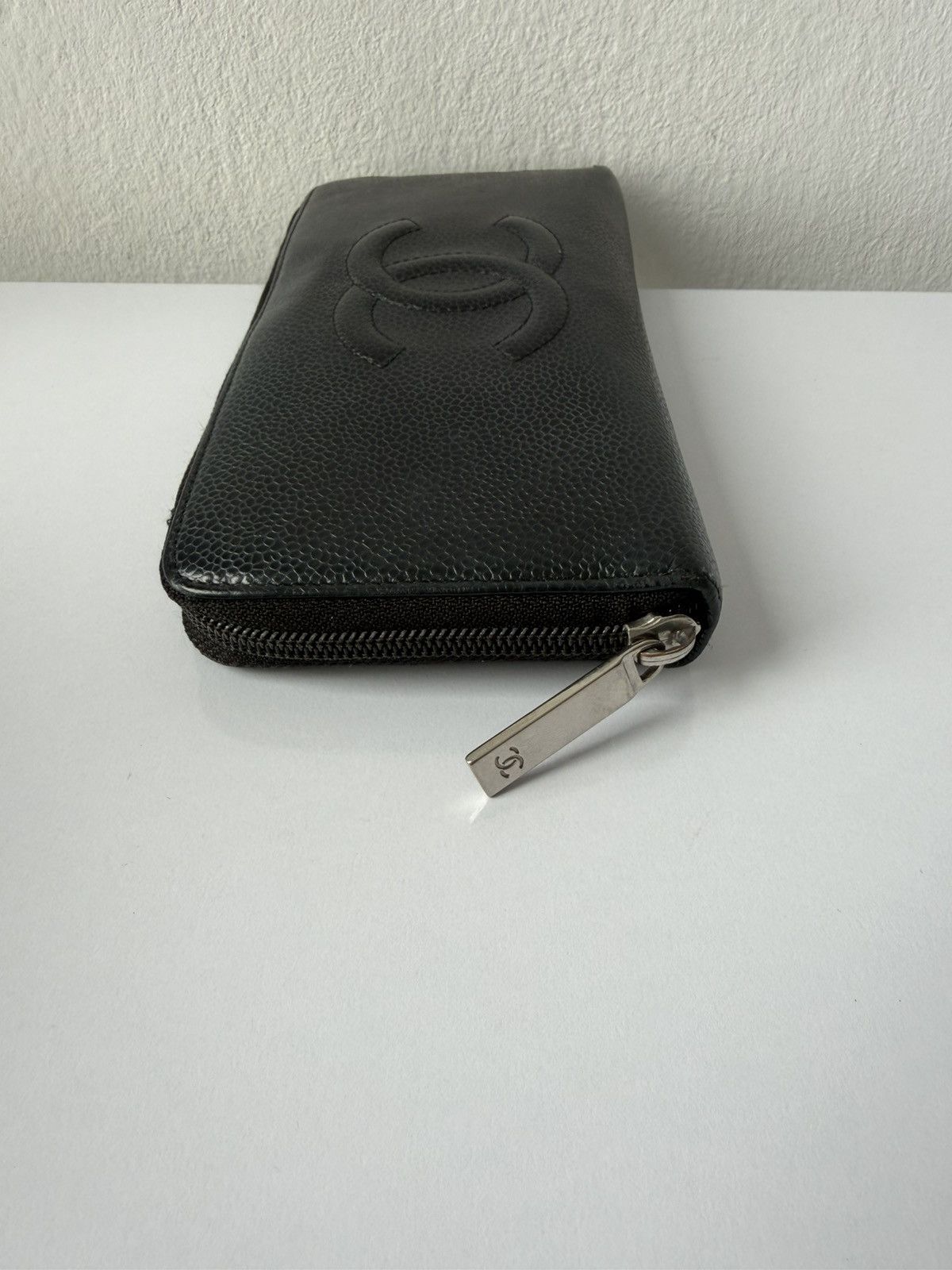 2011-2012 Chanel caviar leather CC logo zip wallet