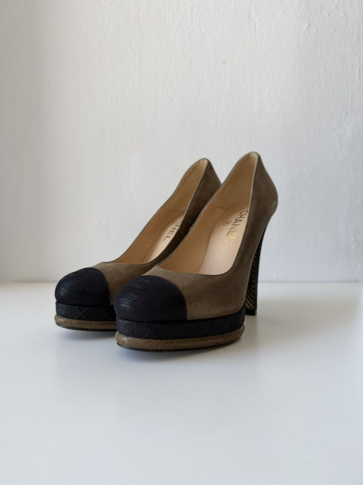 Chanel CC logo metallic brush leather pumps