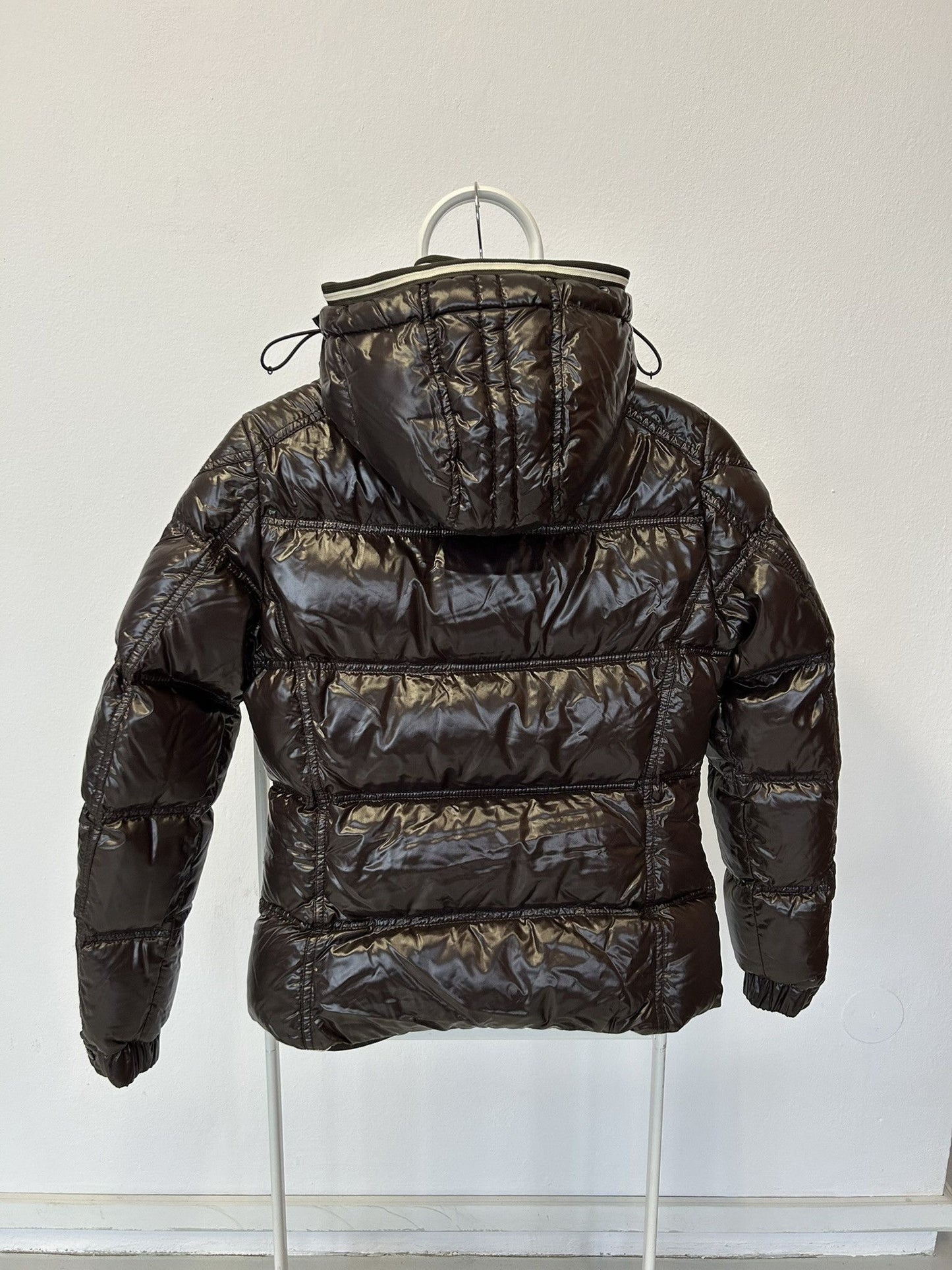 Moncler quincy hooded puffer jacket with badge