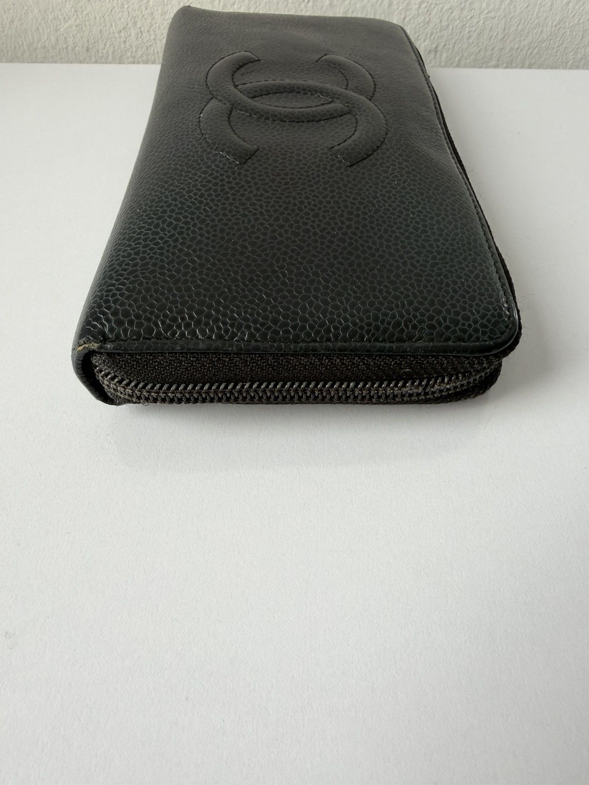 2011-2012 Chanel caviar leather CC logo zip wallet