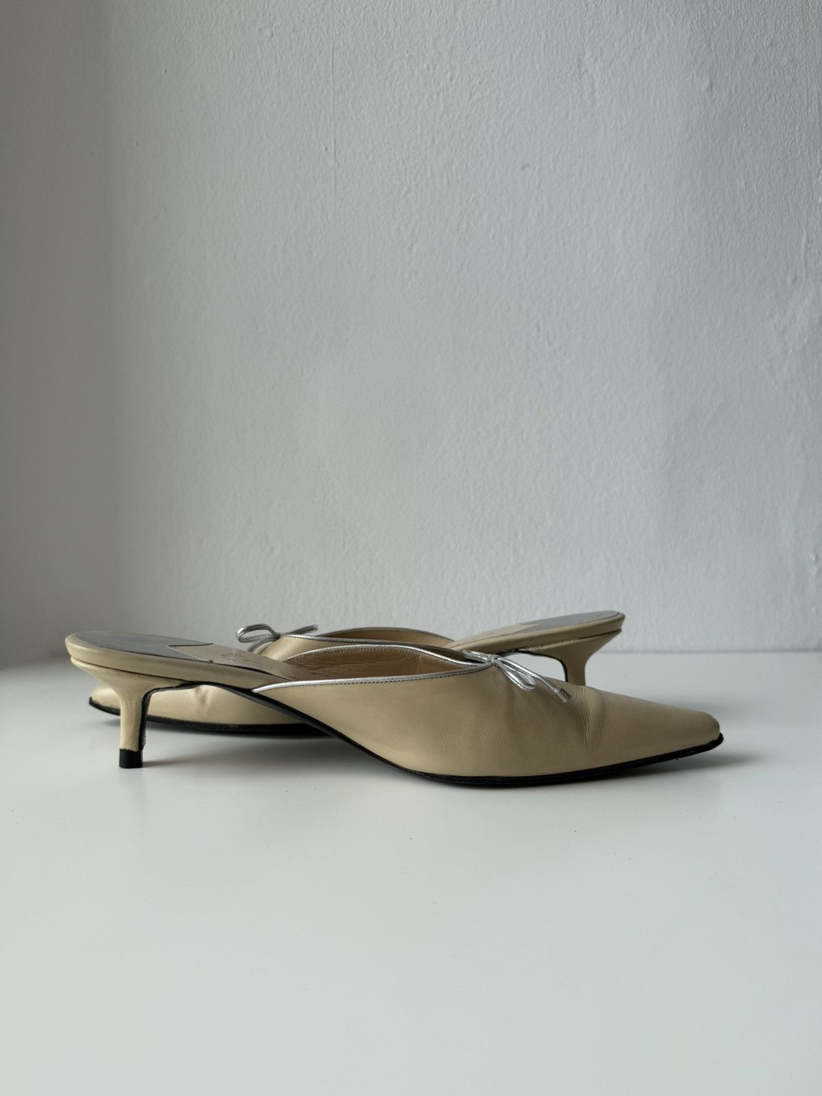Vintage Chanel pointed toe bow kitten heels