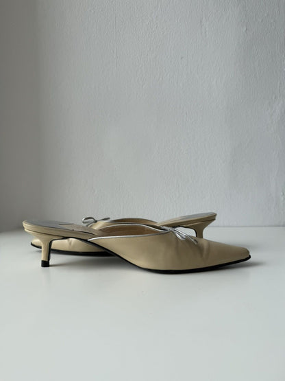 Vintage Chanel pointed toe bow kitten heels