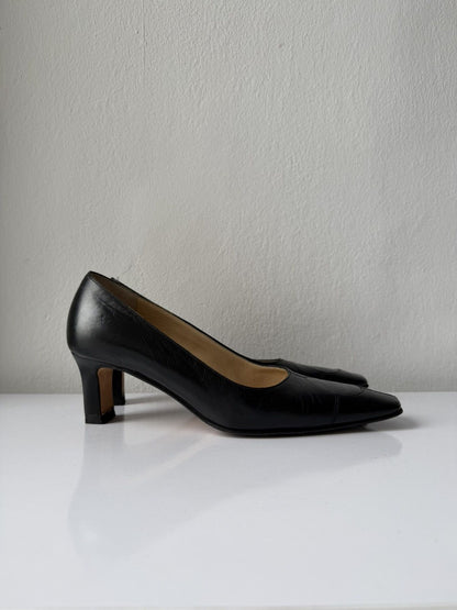AW2001 Chanel embossed logo long toe leather pumps