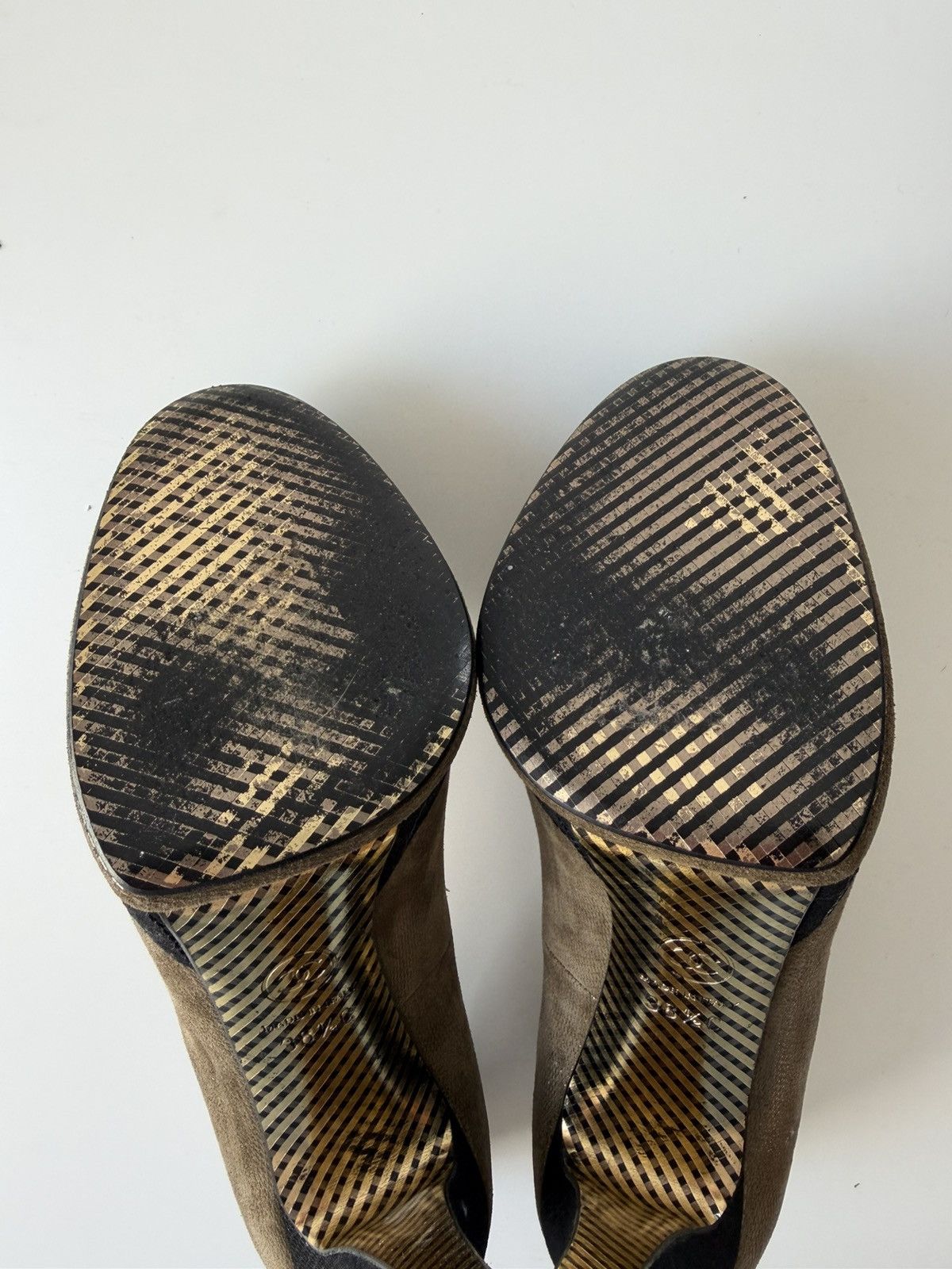 Chanel CC logo metallic brush leather pumps