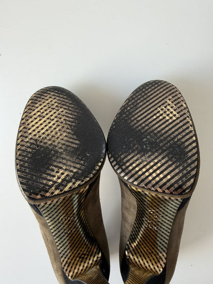 Chanel CC logo metallic brush leather pumps