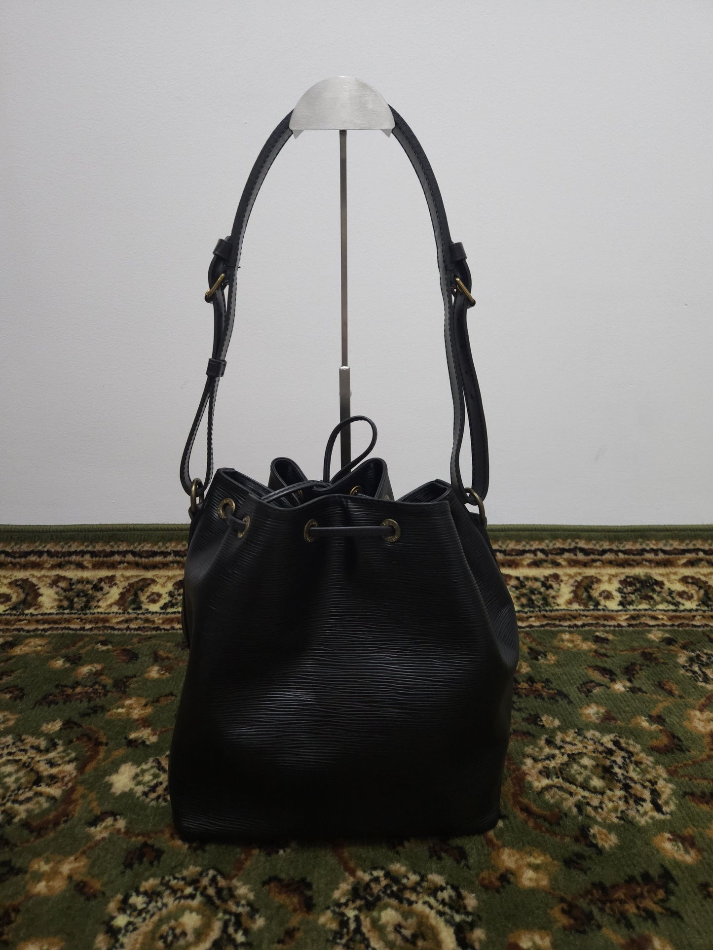 Vtg 80s Louis Vuitton epi leather petit noe bucket bag