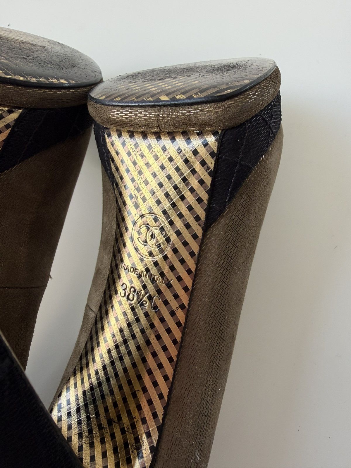 Chanel CC logo metallic brush leather pumps