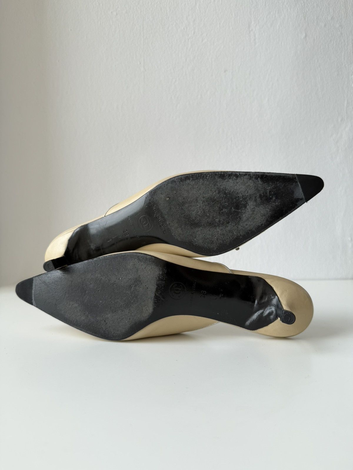 Vintage Chanel pointed toe bow kitten heels
