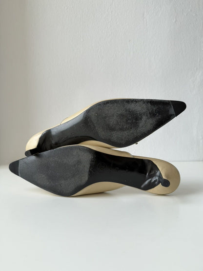 Vintage Chanel pointed toe bow kitten heels
