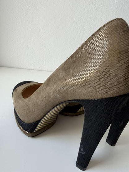 Chanel CC logo metallic brush leather pumps
