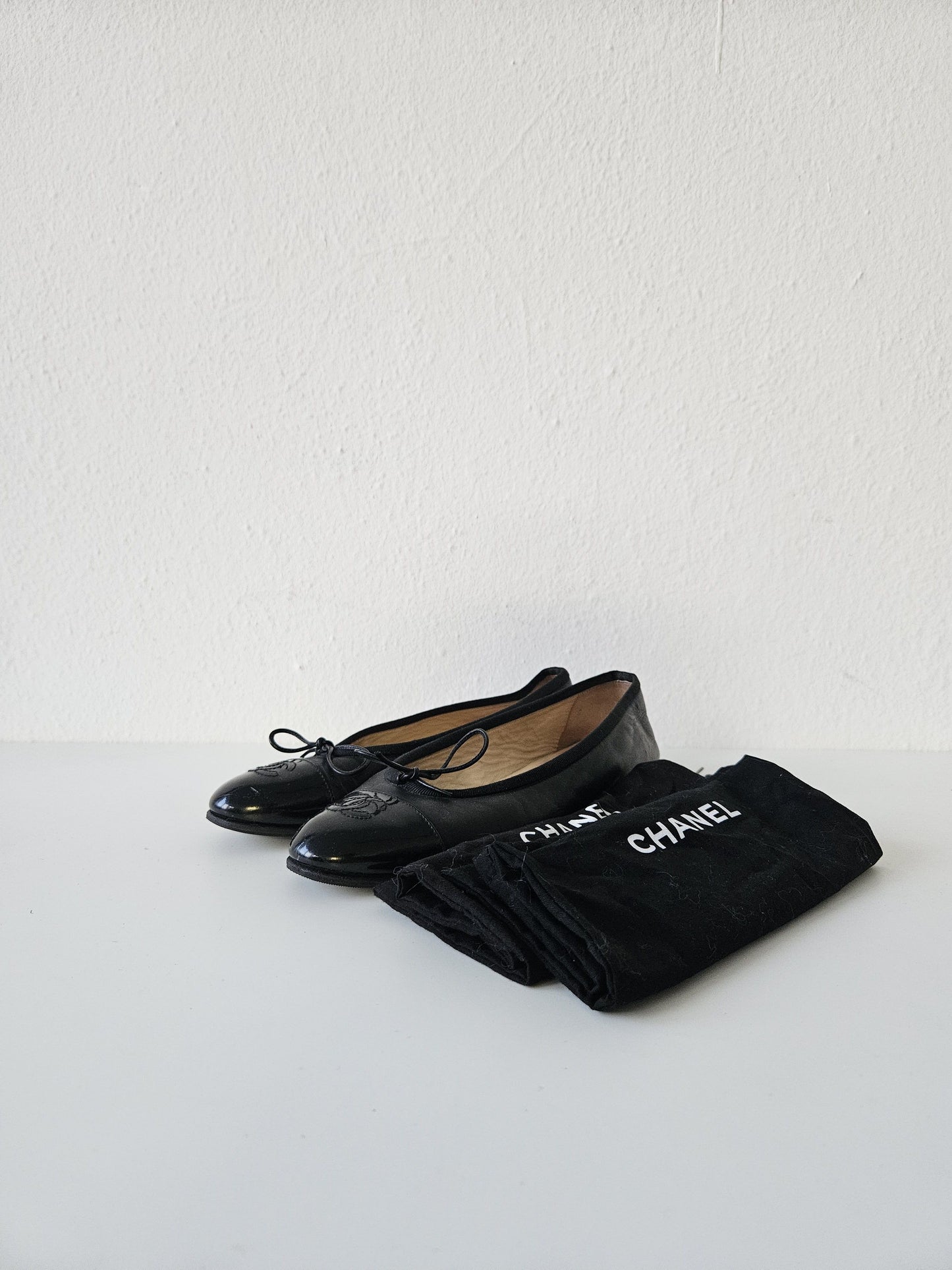 Vintage Chanel ribbon CC logo ballet flats