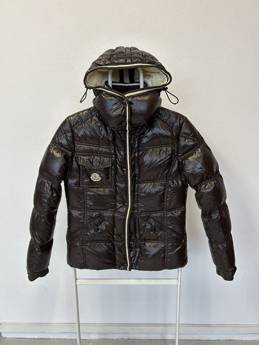 Moncler quincy hooded puffer jacket with badge