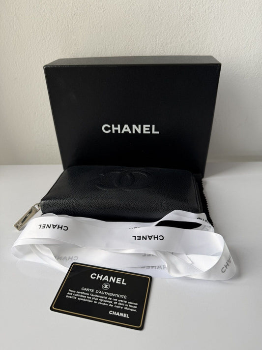 2011-2012 Chanel caviar leather CC logo zip wallet