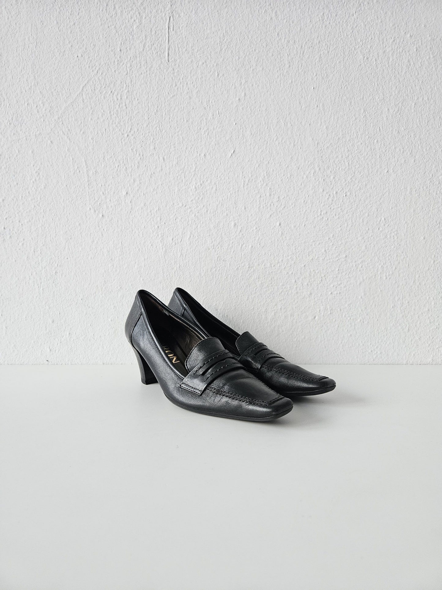 Vintage long toe leather heels