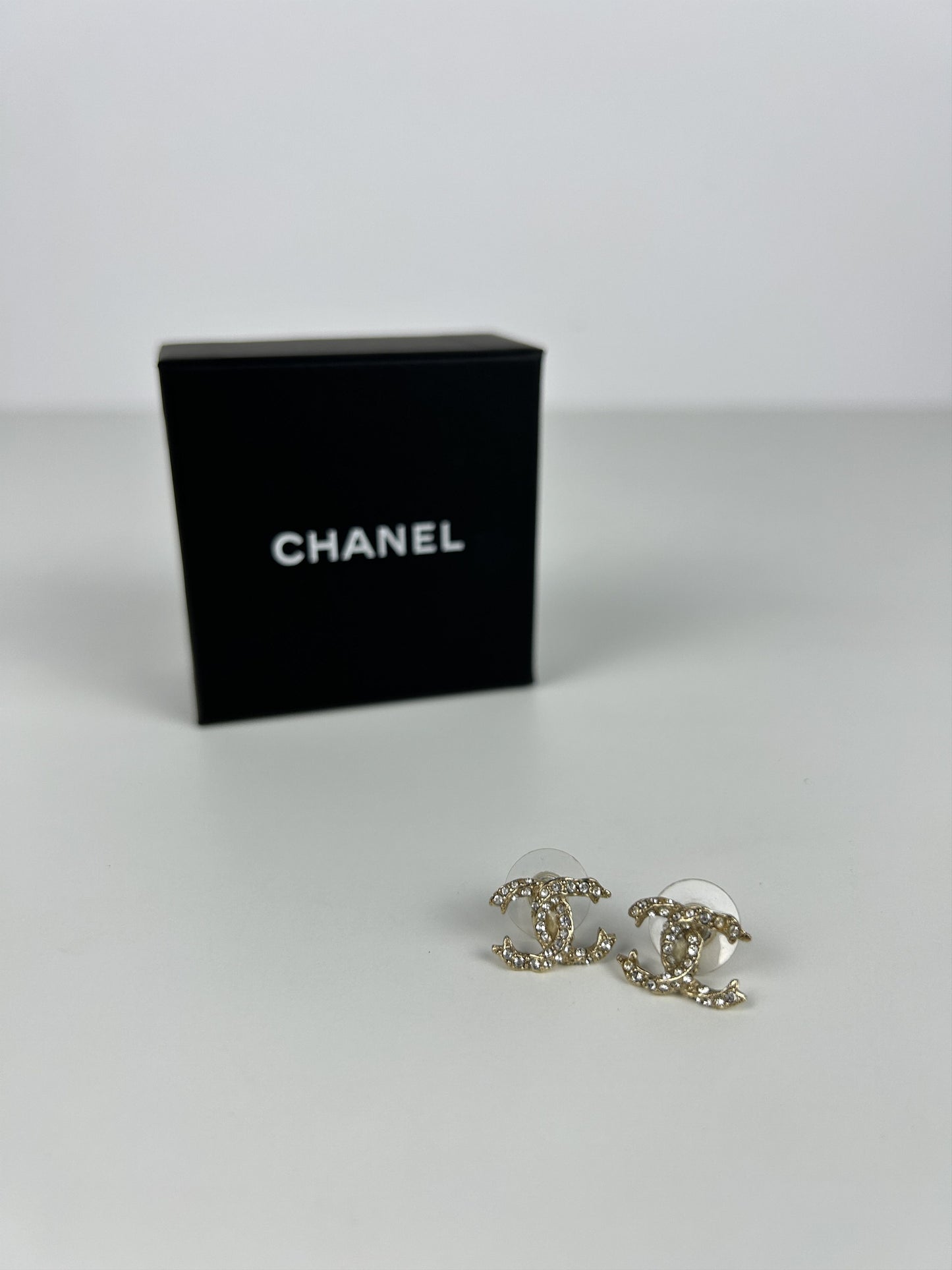 Chanel 2018 cruise cc logo rhinestone embellished earrings