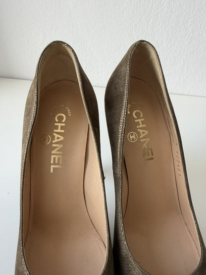 Chanel CC logo metallic brush leather pumps